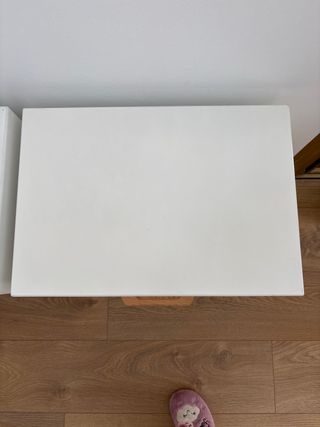 Mesita de noche blanca y madera