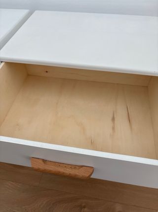 Mesita de noche blanca y madera