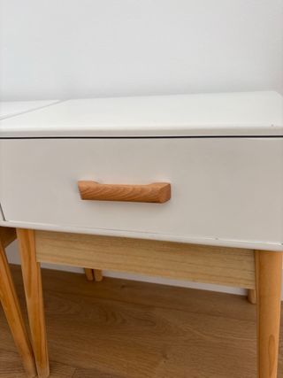Mesita de noche blanca y madera