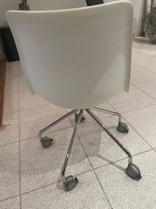Silla de estudio blanca con ruedas
