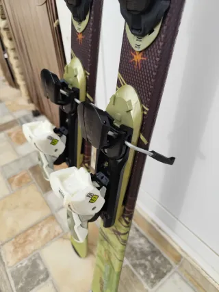 Esquís con fijaciones