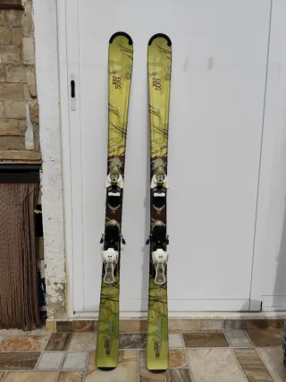 Esquís con fijaciones