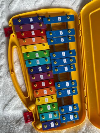 Xilófono infantil amarillo con baquetas