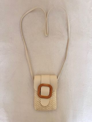 Bolso de mano beige con hebilla