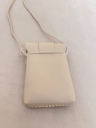 Bolso de mano beige con hebilla