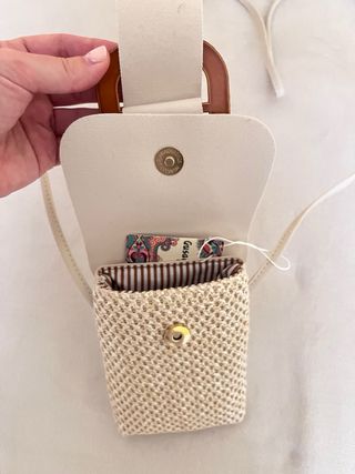 Bolso de mano beige con hebilla