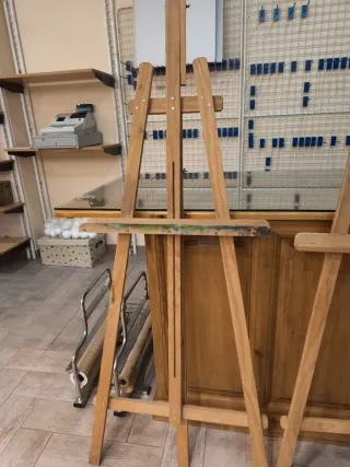 Dos caballetes grandes de madera