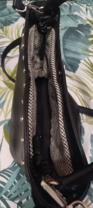 Bolso de mano negro con tachuelas