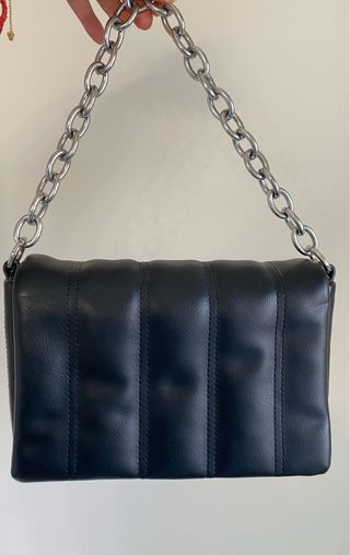 Bolso Parfois negro acolchado cadena