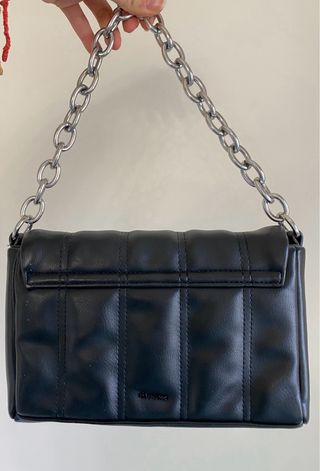 Bolso Parfois negro acolchado cadena