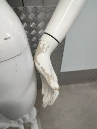 Maniquí mujer blanco con peluca castaña