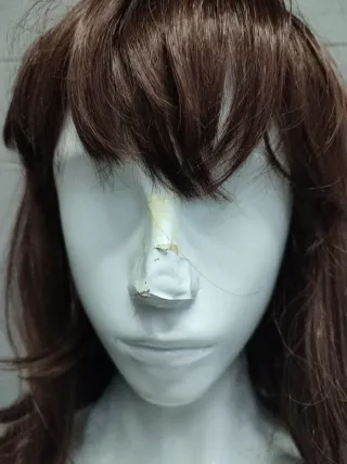 Maniquí mujer blanco con peluca castaña