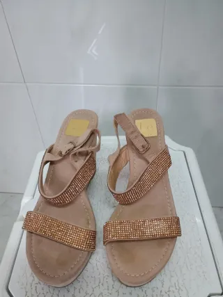 Sandalias beige con strass y tacón cuña