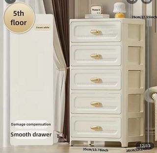 Cajonera beige con tiradores dorados