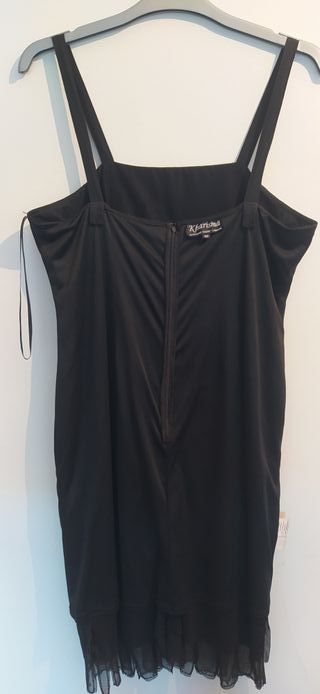 Vestido negro con volantes y pedrería