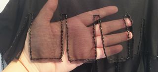 Vestido negro con volantes y pedrería