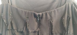 Vestido negro con volantes y pedrería