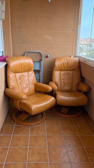 Dos sillones relax de piel y madera.
