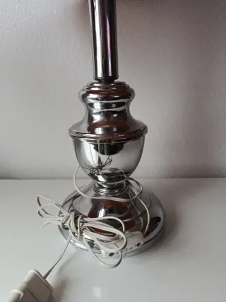 Lámpara sobre mesa color rosado y plateado