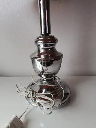 Lámpara sobre mesa color rosado y plateado