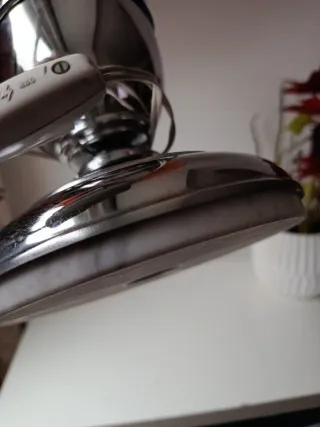 Lámpara sobre mesa color rosado y plateado