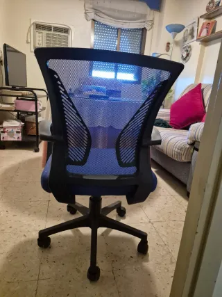 Silla de oficina azul y negra