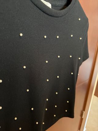 Top corto negro con perlas