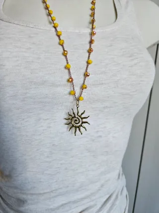 Collana con ciondolo sole dorato
