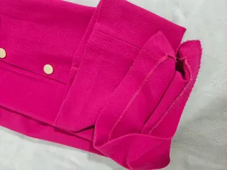Pantalón Uterqüe fucsia cargo botones dorados