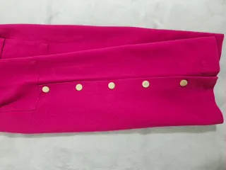 Pantalón Uterqüe fucsia cargo botones dorados