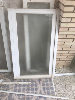 Ventana aluminio fija con vidrio esmerilado