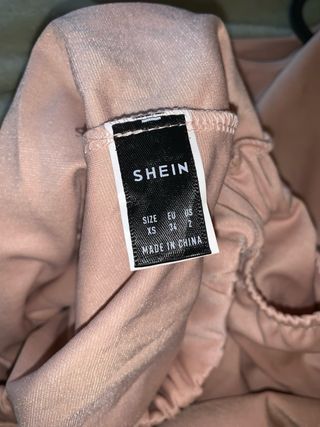 Mono rosa veraniego con apertura