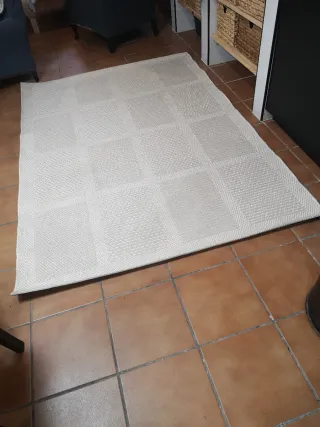 Alfombra beige de tela con diseño de cuadros