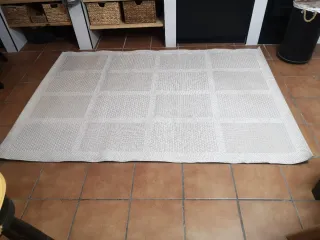 Alfombra beige de tela con diseño de cuadros