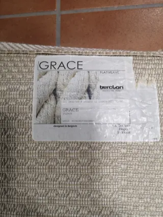 Alfombra beige de tela con diseño de cuadros