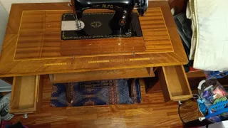 Mesa y máquina de coser antigua ALFA