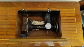 Mesa y máquina de coser antigua ALFA