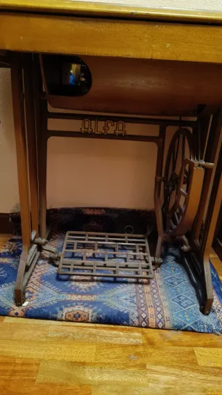 Mesa y máquina de coser antigua ALFA