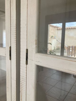 Vitrina de madera y cristal