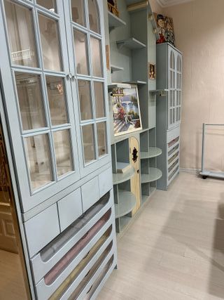 Estantería/vitrina de madera y cristal