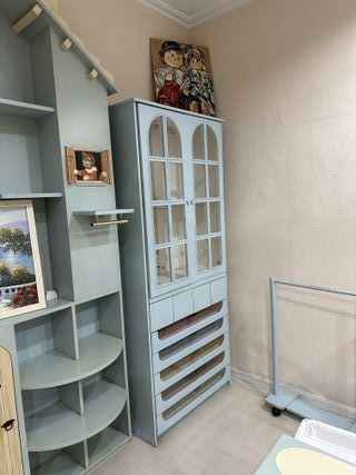 Estantería/vitrina de madera y cristal