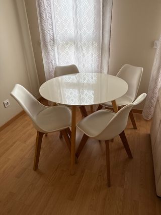 Mesa y 4 Sillas Comedor