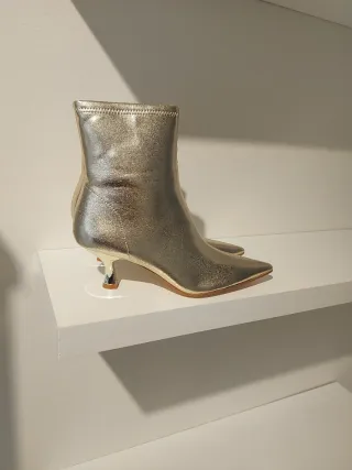 Botas doradas tacón fino punta fina tallas 38 40