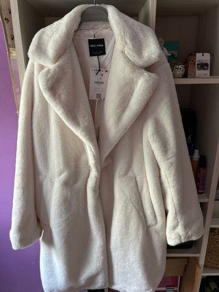 Abrigo Bershka blanco peluche talla L