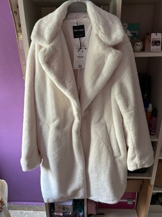 Abrigo Bershka blanco peluche talla L