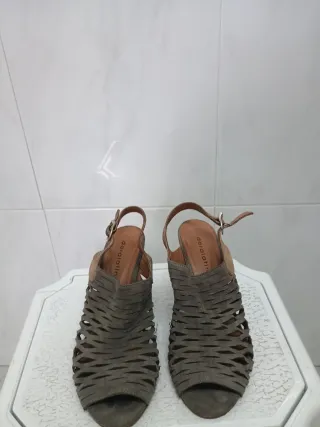 Sandalias de ante grises y marrones