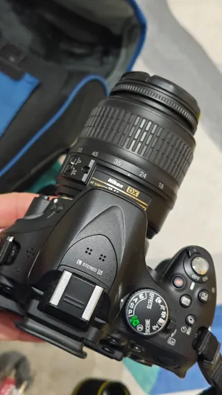 Cámara Nikon D5200 con accesorios