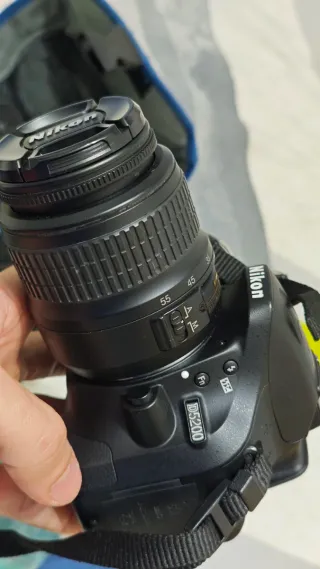 Cámara Nikon D5200 con accesorios