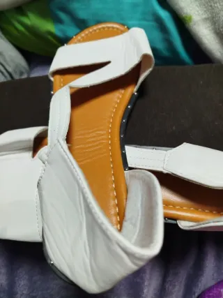 Sandalias planas blancas y marrones