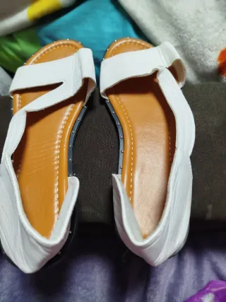 Sandalias planas blancas y marrones